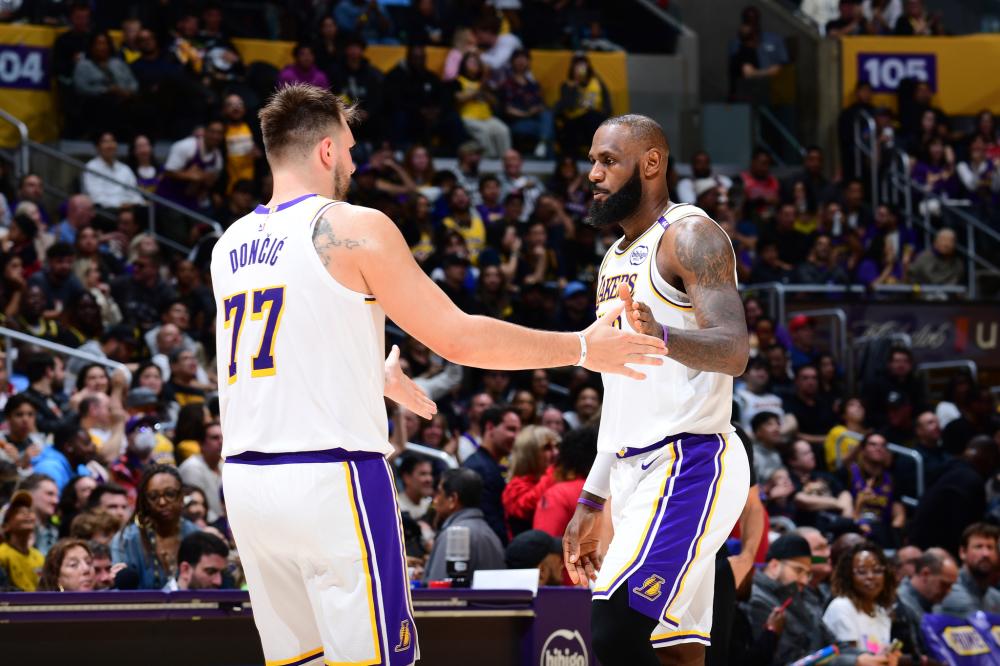 湖人半场高效，两项命中率均超5成，两队狂轰16记三分