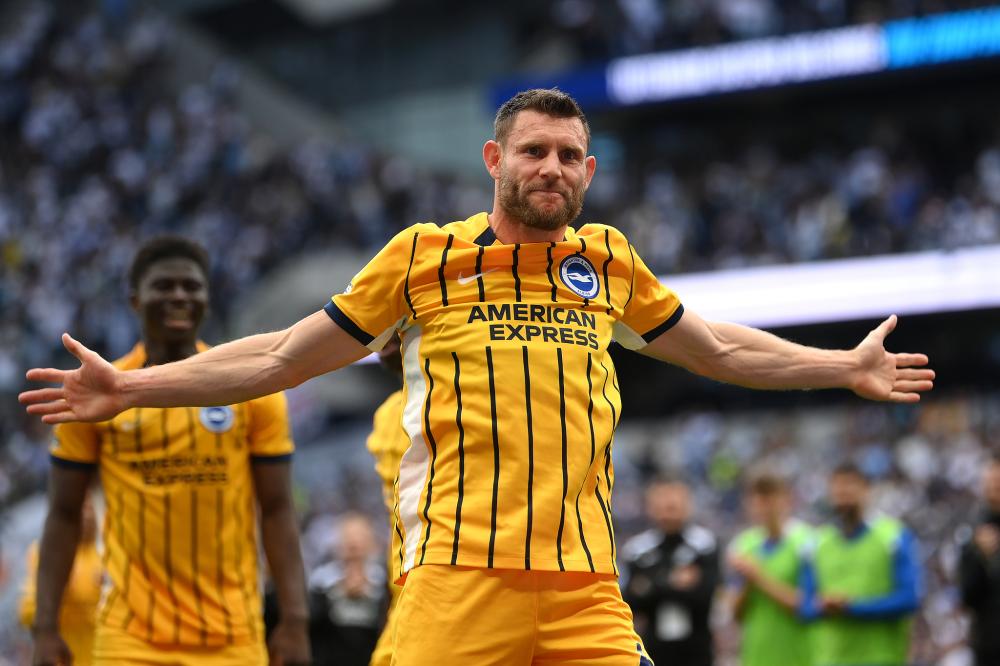 拜仁积极追求梅努，欲将其打造成欧冠核心，但曼联与意甲球队争夺，形势激烈。